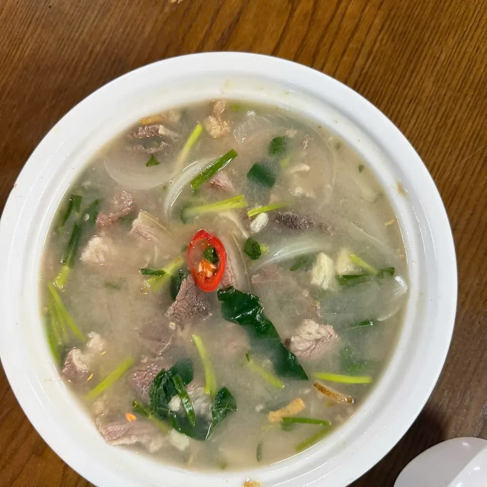 Bát nước dùng nóng của món lẩu ngựa tại Ngựa Tây Bắc Lập Thạch