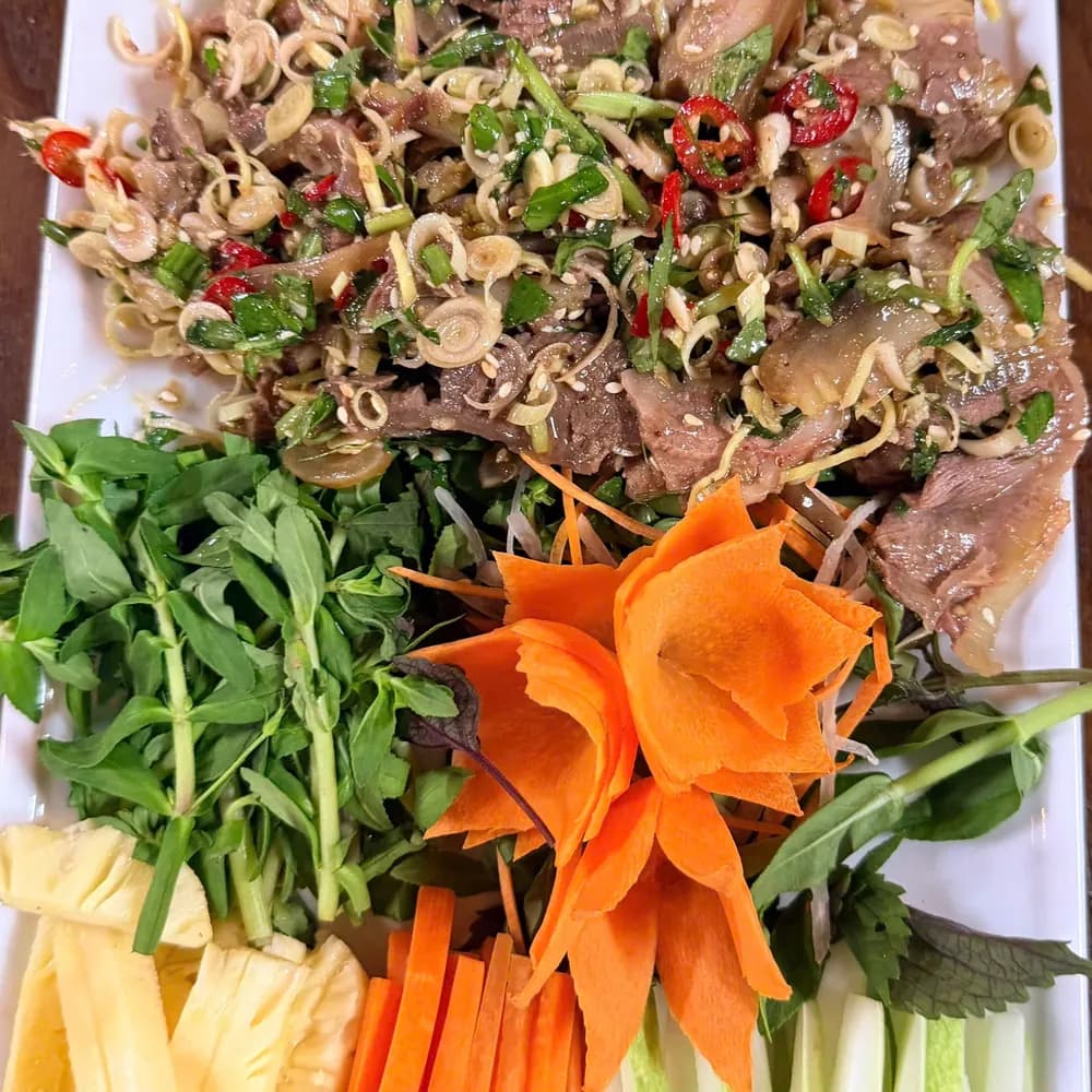 Đĩa ngựa cuốn cải: thịt ngựa trộn sả ớt bày kèm rau sống, dứa và cà rốt thái sợi