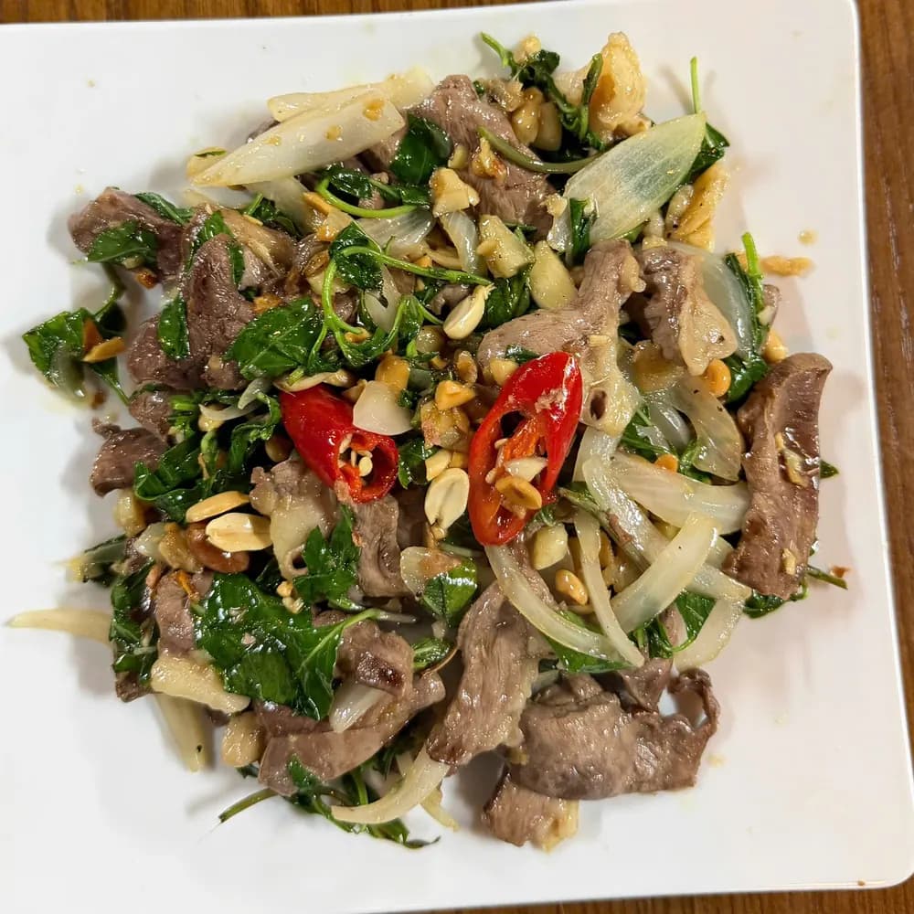 Đĩa ngựa xào cùng hành tây, lạc và rau thơm tại Ngựa Tây Bắc Lập Thạch