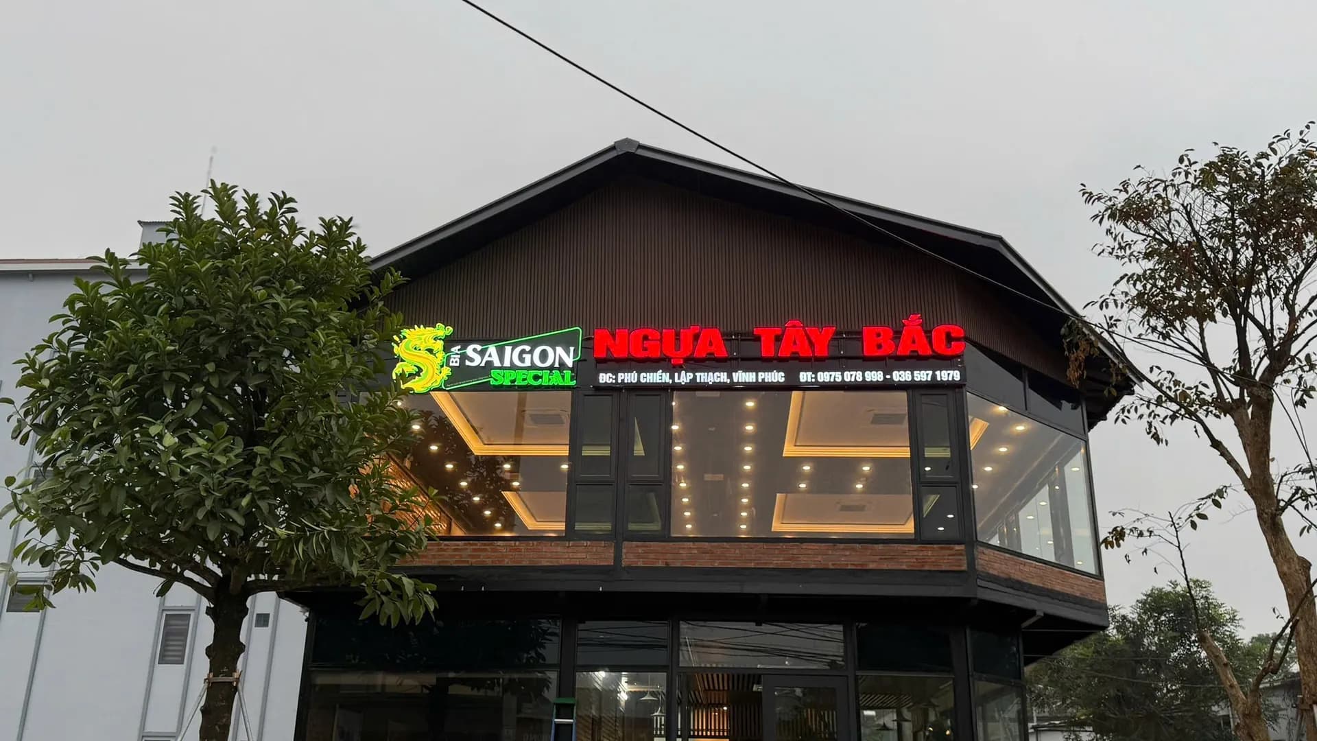 Mặt tiền hai tầng nhà hàng Ngựa Tây Bắc Lập Thạch với biển hiệu đèn đỏ, nhìn từ ngoài đường