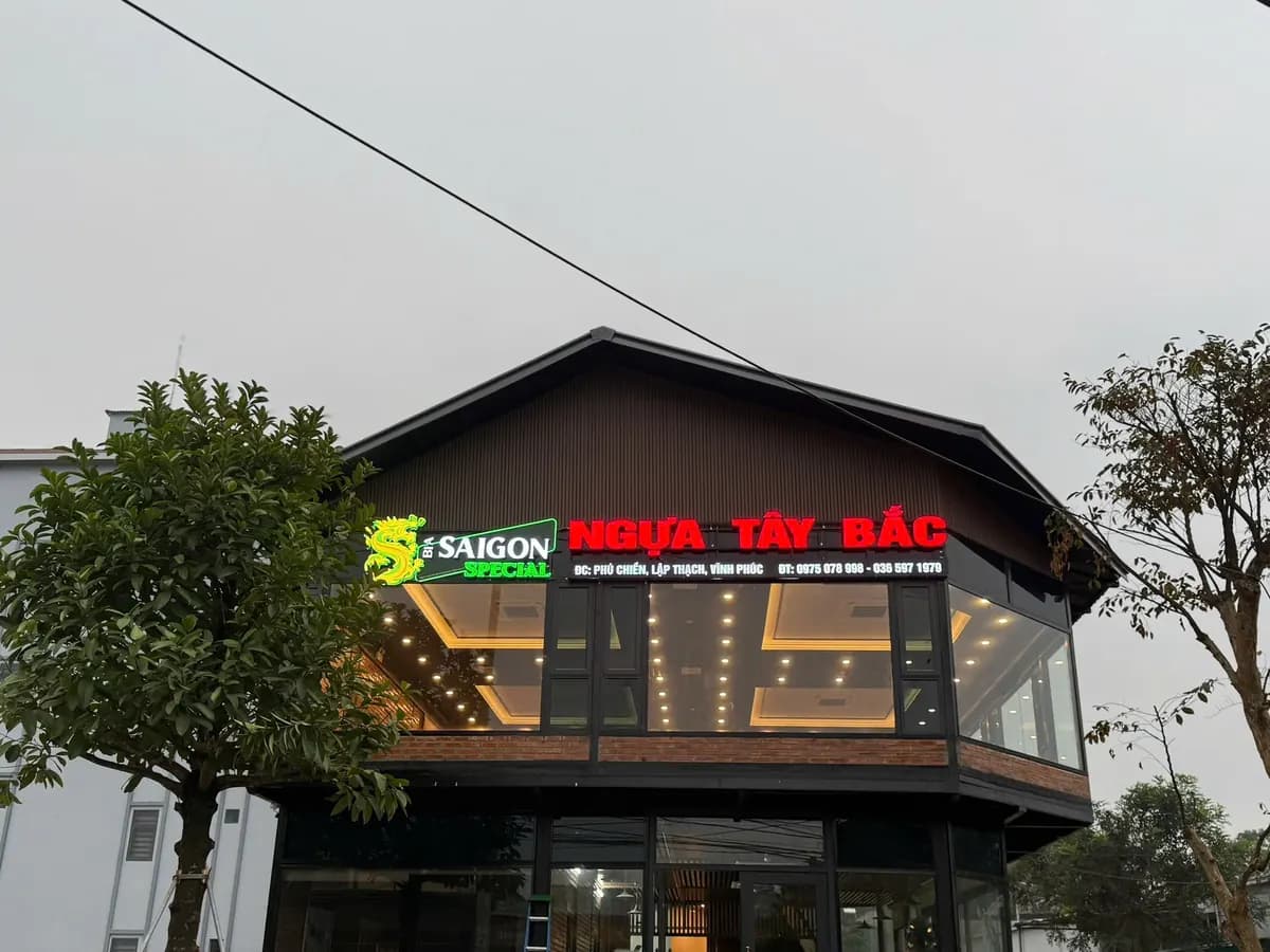 Mặt tiền hai tầng của nhà hàng Ngựa Tây Bắc Lập Thạch với biển hiệu đèn đỏ