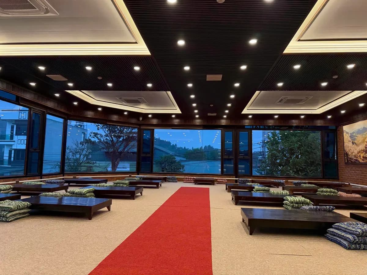 Đại sảnh ngồi bệt với dãy bàn thấp kê liền nhau tại Ngựa Tây Bắc Lập Thạch