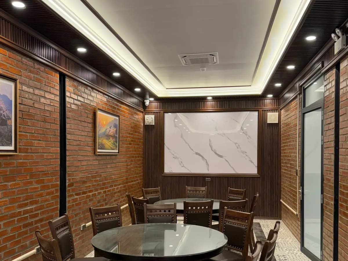 Phòng VIP tường gạch mộc với bàn tròn xoay và ghế gỗ tại Ngựa Tây Bắc Lập Thạch